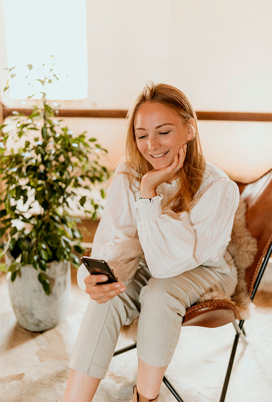 Nadia kigger telefon